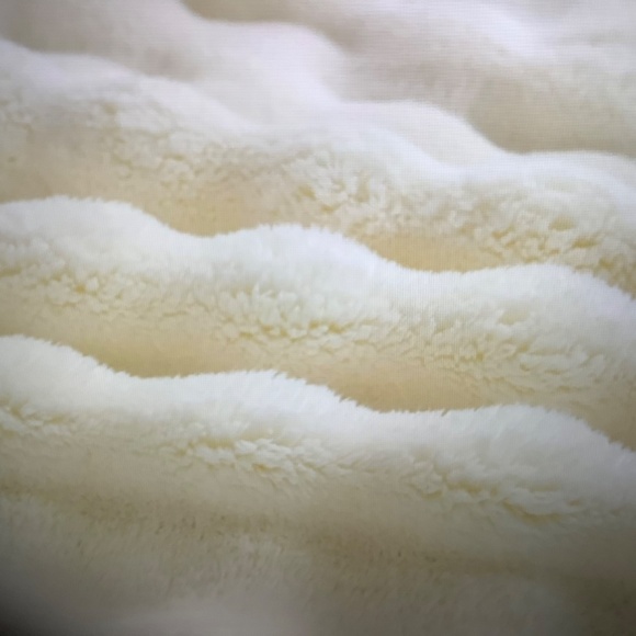 Faux Fur Throw Blanket with 3D Bubbles Ivory - Picture 6 of 7